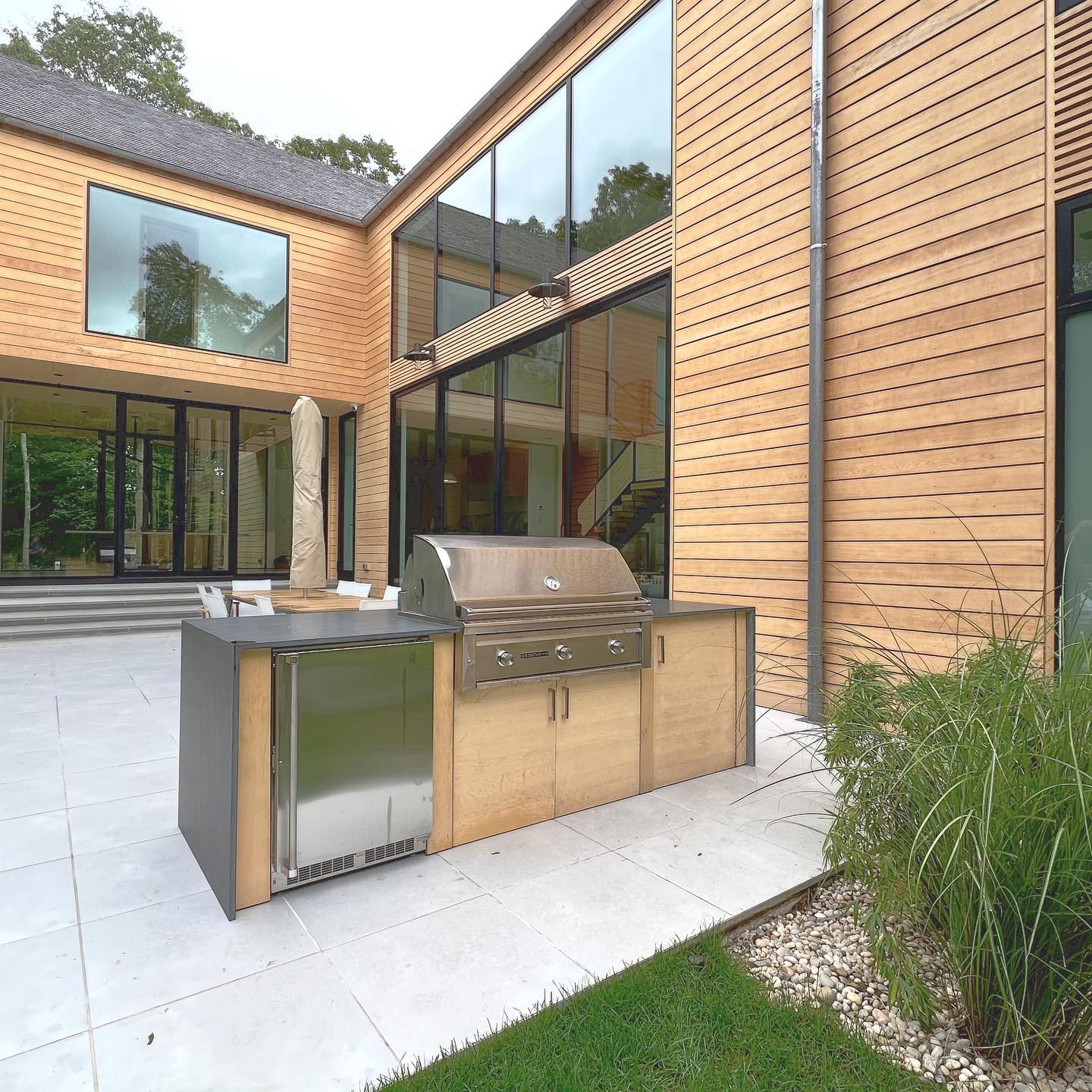 Entertaining and grilling for many seasons to come!

#amagansett #hamptons #home #outdoorkitchen #patio @themarvinbrand #modern #cedar #architect
